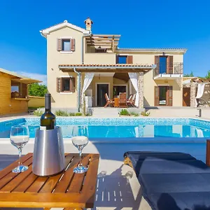 David - Luxurious Secluded With A Heated Pool Villa